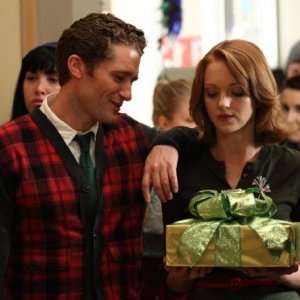 Matthew Morrison e Jayma Mays in una scena dell'episodio A Very Glee Christmas di Glee