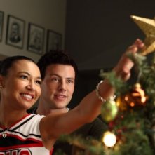 Naya Rivera e Cory Monteith in una scena dell'episodio A Very Glee Christmas di Glee