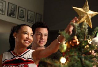 Naya Rivera e Cory Monteith in una scena dell'episodio A Very Glee Christmas di Glee