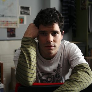 Oriol Vila nei panni di Ramiro in Todas las canciones hablan de mí