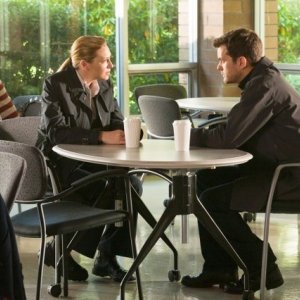 Anna Torv e Joshua Jackson in un momento dell'episodio Marionette di Fringe