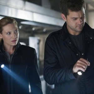 Anna Torv e Joshua Jackson in una scena dell'episodio Marionette di Fringe