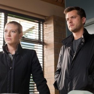 Anna Torv e Joshua Jackson nell'episodio Marionette di Fringe