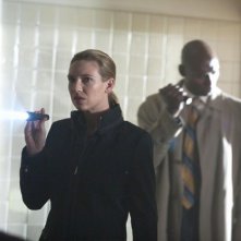 Anna Torv e Lance Reddick nell'episodio Marionette di Fringe