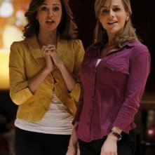 Autumn Reeser e Julie Benz nell'episodio No Ordinary Sidekick di No Ordinary Family