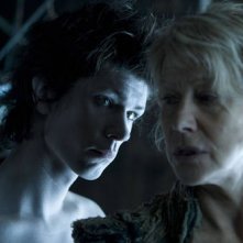 Ben Whishaw con Helen Mirren in una suggestiva scena del film The Tempest