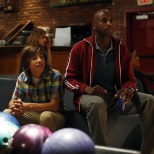 Jimmy Bennett e Romany Malco nell'episodio No Ordinary Sidekick di No Ordinary Family