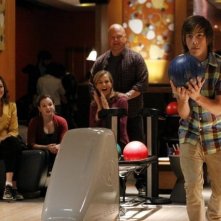 Jimmy Bennett gioca a bowling nell'episodio No Ordinary Sidekick di No Ordinary Family
