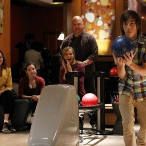 Jimmy Bennett gioca a bowling nell'episodio No Ordinary Sidekick di No Ordinary Family