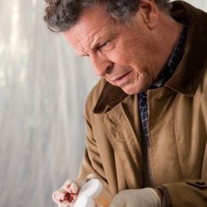 John Noble nell'episodio Marionette di Fringe