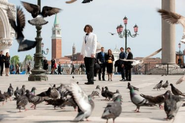 Johnny Depp nei panni di un turista in Italia nel thriller The Tourist
