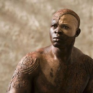 Lo statuario Djimon Hounsou nel film The Tempest