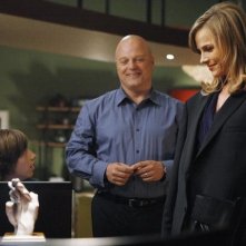 Michael Chiklis e Julie Benz in una scena dell'episodio No Ordinary Anniversary di No Ordinary Family
