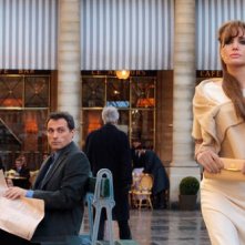 Rufus Sewell e Angelina Jolie in una scena del film The Tourist