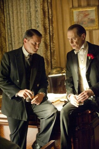 Shea Whigham e Steve Buscemi in una scena dell'episodio A Return to Normalcy di Boardwalk Empire