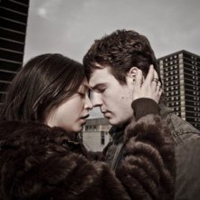 Therese Bradley e Niall Bruton in un'immagine romantica di Outcast