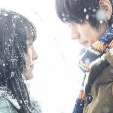 Una dolce immagine di Ken'ichi Matsuyama e Rinko Kikuchi dal film Norwegian Wood