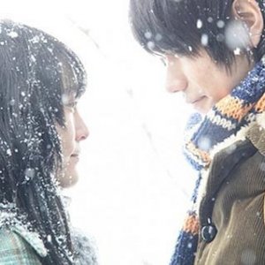 Una dolce immagine di Ken'ichi Matsuyama e Rinko Kikuchi dal film Norwegian Wood