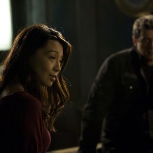 Camille (Ming-Na) con alle spalle Young (Justin Louis) nell'episodio Resurgence di Stargate Universe