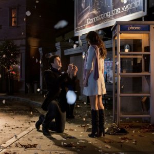 Clark (Tom Welling) in ginocchio davanti a Lois (Erica Durance) nell'episodio Icarus di Smallville