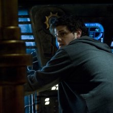 Eli (David Blue) di spalle nell'episodio Resurgence di Stargate Universe
