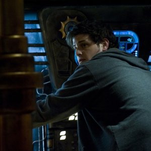 Eli (David Blue) di spalle nell'episodio Resurgence di Stargate Universe