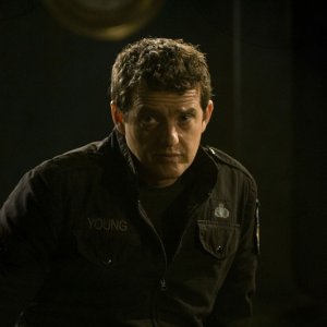 Everett Young (Justin Louis) nell'episodio Resurgence di Stargate Universe