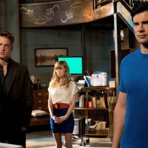 Justin Hartley, Brittney Irvin e Tom Welling nell'episodio Icarus di Smallville