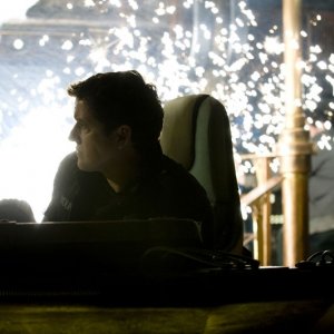 Justin Louis durante un'esplosione nell'episodio Resurgence di Stargate Universe