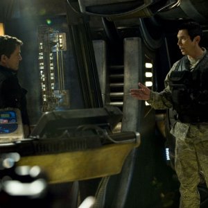 Justin Louis e Lou Diamond Phillips in una scena dell'episodio Resurgence di Stargate Universe