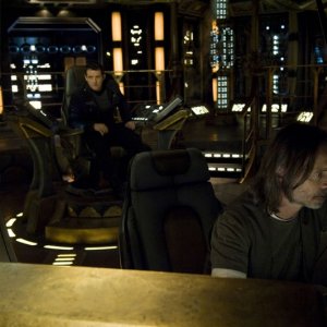 Justin Louis e Robert Carlyle nell'episodio Resurgence di Stargate Universe