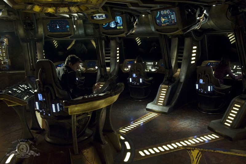 Justin Louis In Sala Di Comando Nell Episodio Resurgence Di Stargate Universe 186310