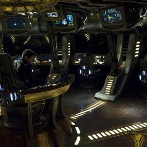 Justin Louis in sala di comando nell'episodio Resurgence di Stargate Universe