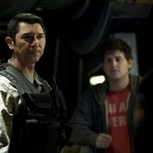 Lou Diamond Phillips con alle spalle David Blue nell'episodio Resurgence di Stargate Universe