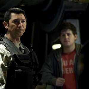 Lou Diamond Phillips con alle spalle David Blue nell'episodio Resurgence di Stargate Universe