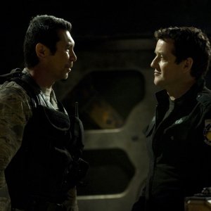 Lou Diamond Phillips parla con Justin Louis nell'episodio Resurgence di Stargate Universe