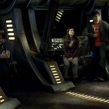 Robert Carlyle, David Blue e Jennifer Spence in un momento di Resurgence di Stargate Universe