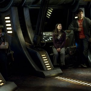 Robert Carlyle, David Blue e Jennifer Spence in un momento di Resurgence di Stargate Universe