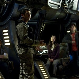 Robert Carlyle, Lou Diamond Phillips, Justin Louis, David Blue e Jennifer Spence in Resurgence di Stargate Universe