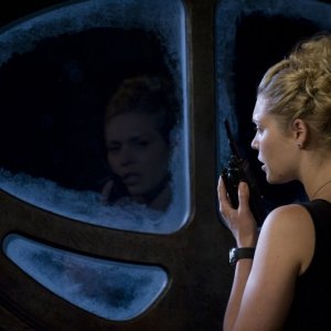 T.J. (Alaina Kalanj) comunica con la radio nell'episodio Resurgence di Stargate Universe