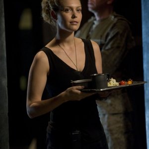 T.J. (Alaina Kalanj) con il pranzo in mano nell'episodio Resurgence di Stargate Universe