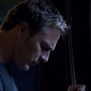 Un pensieroso Varro (Mike Dopud) nell'episodio Resurgence di Stargate Universe