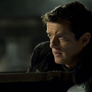 Un primo piano di Justin Louis nell'episodio Resurgence di Stargate Universe
