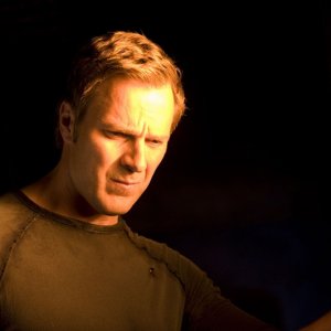 Un primo piano di Varro (Mike Dopud) nell'episodio Resurgence di Stargate Universe