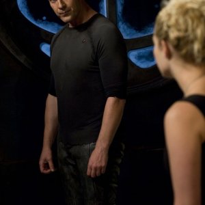 Varro (Mike Dopud) parla con T.J. (Alaina Kalanj) nell'episodio Resurgence di Stargate Universe