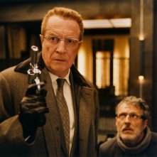 André Dussollier con Nicolas Marié in una scena del film L'esplosivo piano di Bazil