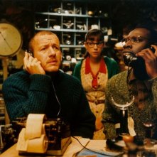 Dany Boon con Omar Sy e Marie-Julie Baup (al centro) in una scena del film L'esplosivo piano di Bazil