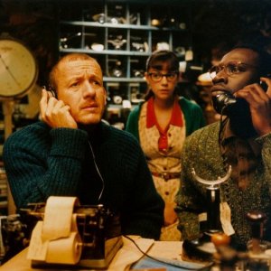Dany Boon con Omar Sy e Marie-Julie Baup (al centro) in una scena del film L'esplosivo piano di Bazil