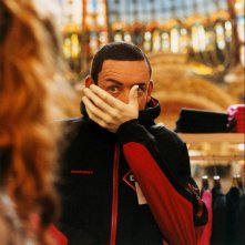 Dany Boon in una gag esilarante del film L'esplosivo piano di Bazil