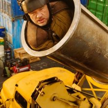Dominique Pinon in una scena divertente del film L'esplosivo piano di Bazil
